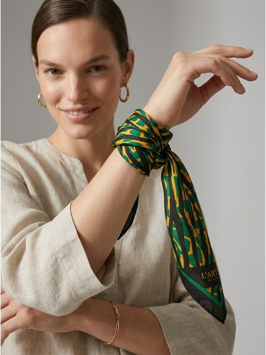 Moteriška šilkinė skarelė