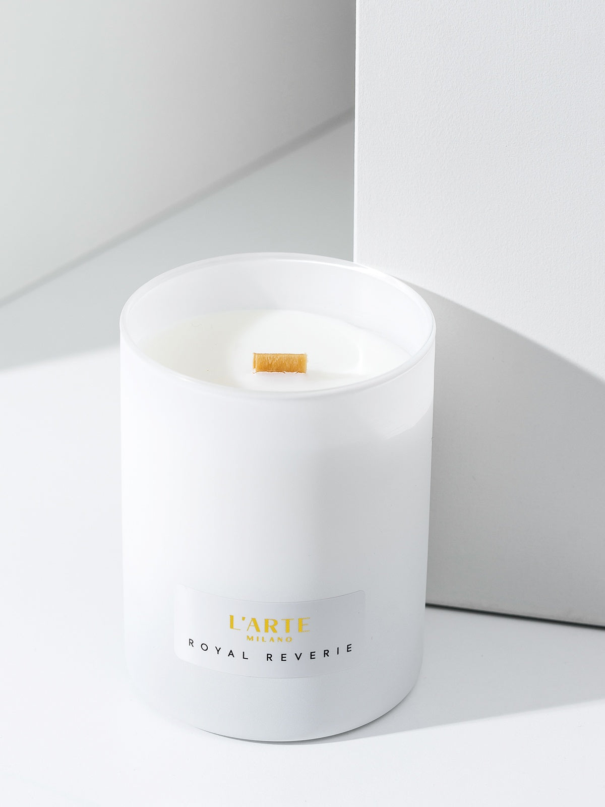 Kvapioji sojų vaško žvakė su medine dagtimi „Royal Reverie”, 210 g