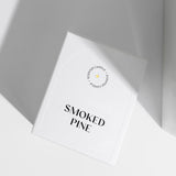 Kvapioji sojų vaško žvakė su medine dagtimi „Smoked Pine”, 210 g